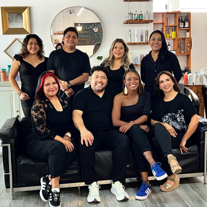 Equipo de estilistas en Cuernavaca posando en el salón de belleza