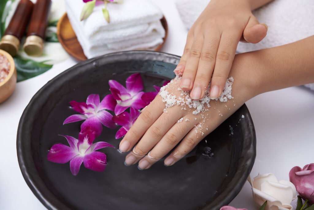 Proceso de manicure Cuernavaca con productos profesionales